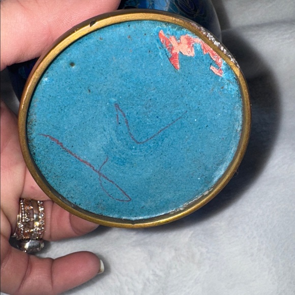 A vintage Chinese cloisonné enamel vase with floral motifs. - Picture 5 of 11